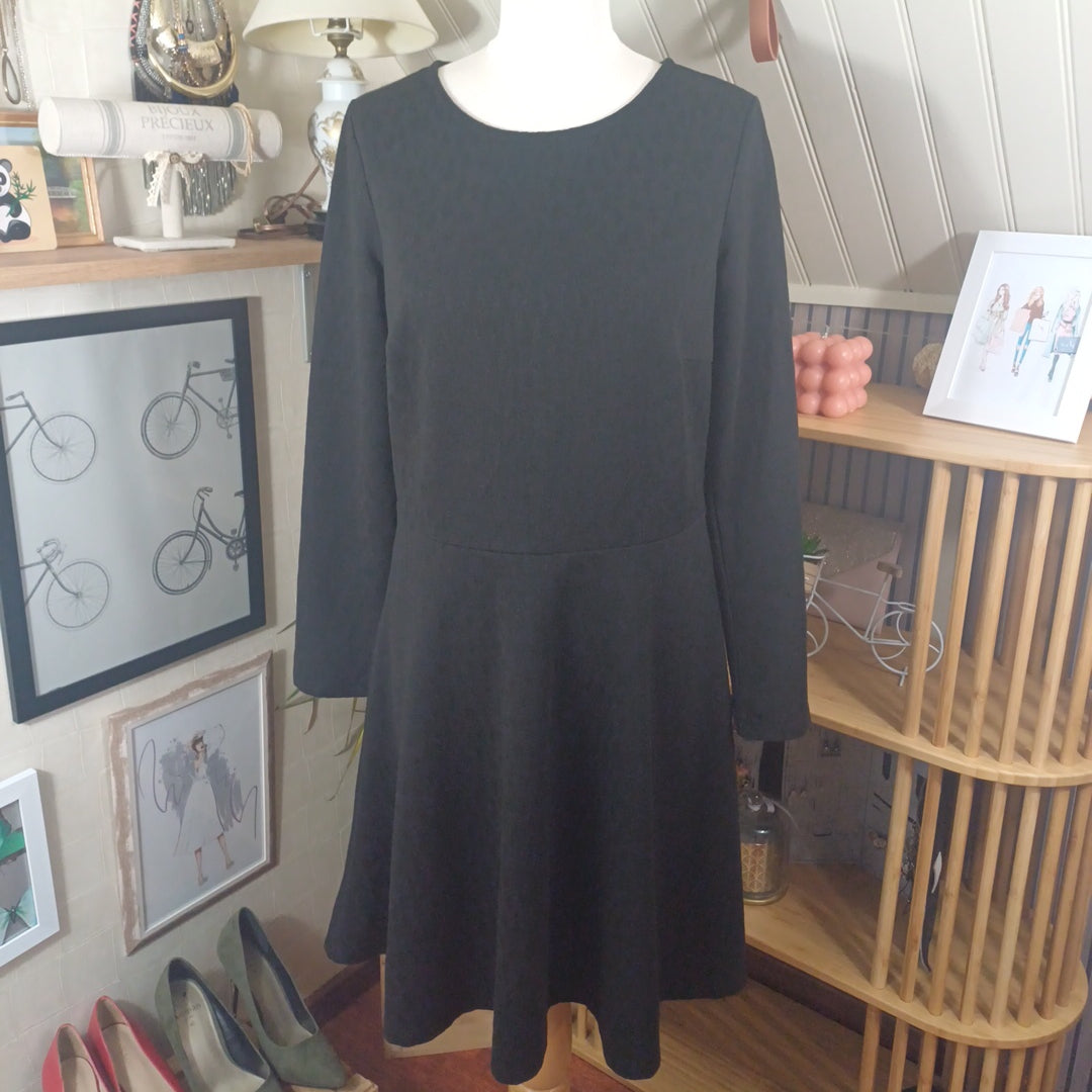 Robe noire, Esprit, taille L