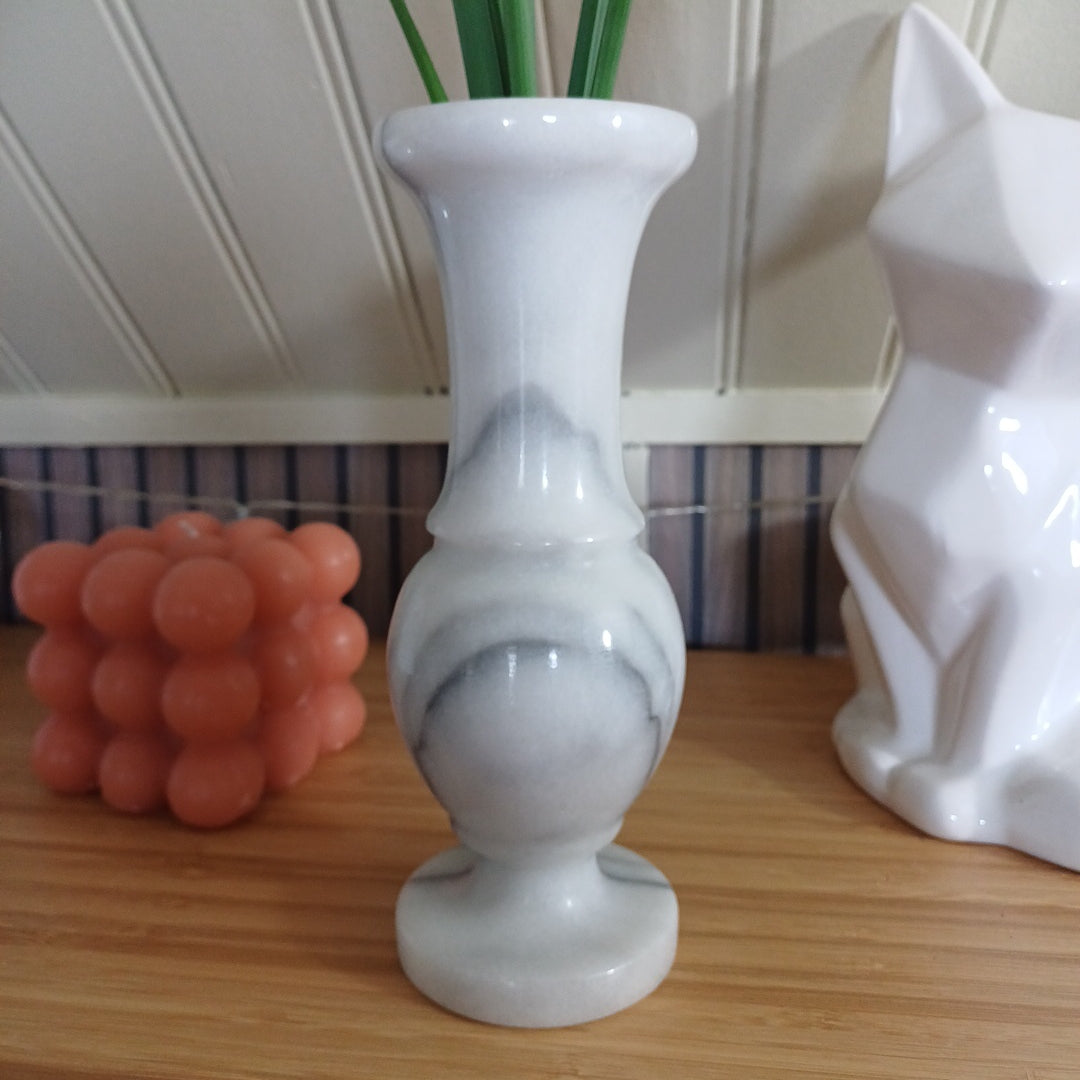 Vase en marbre blanc