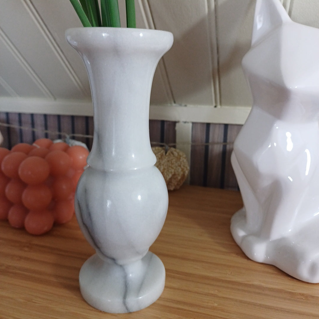 Vase en marbre blanc