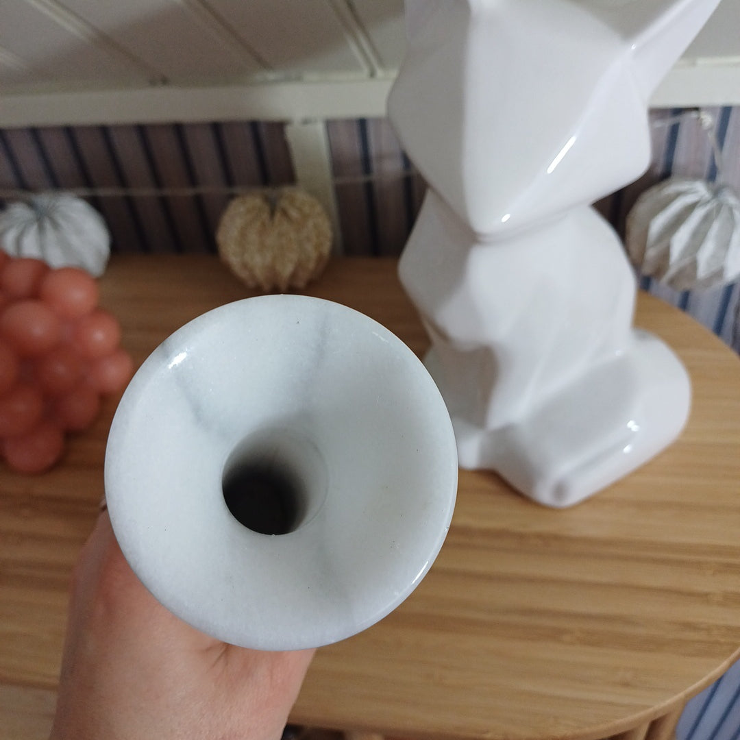 Vase en marbre blanc