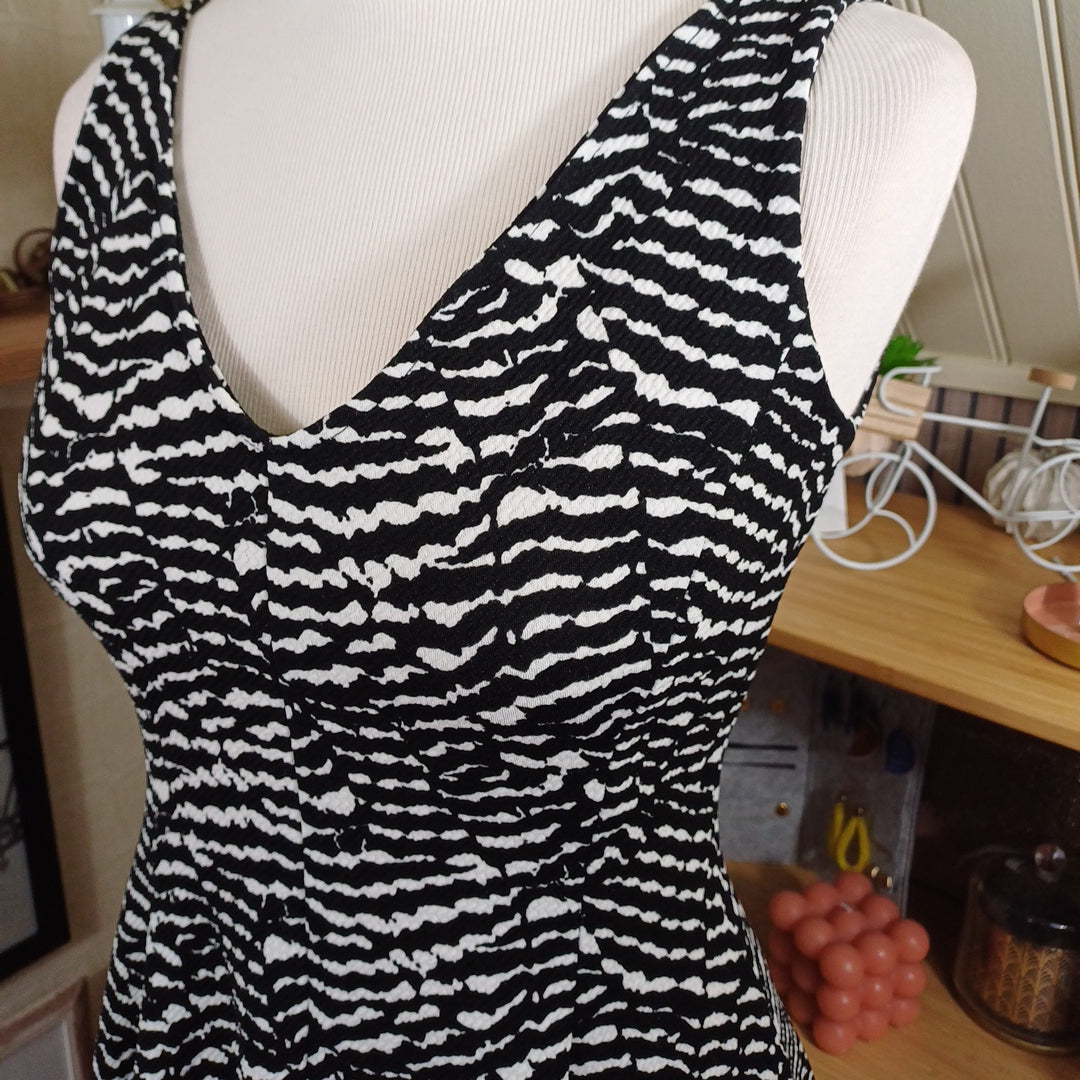 Robe noire et blanche, La halle, taille 38
