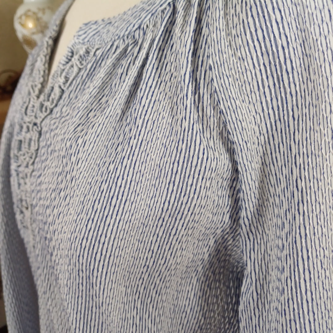 Blouse blanche et bleue, taille 46