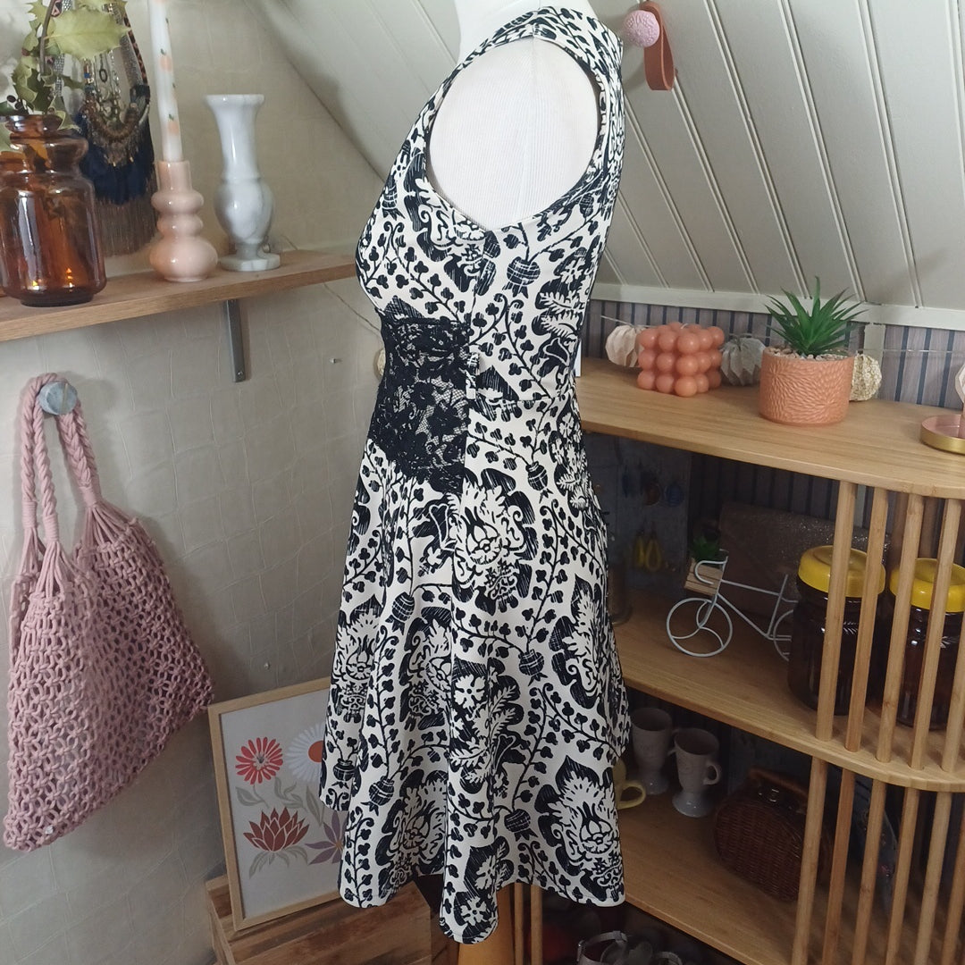 Robe blanche et noire, taille XS