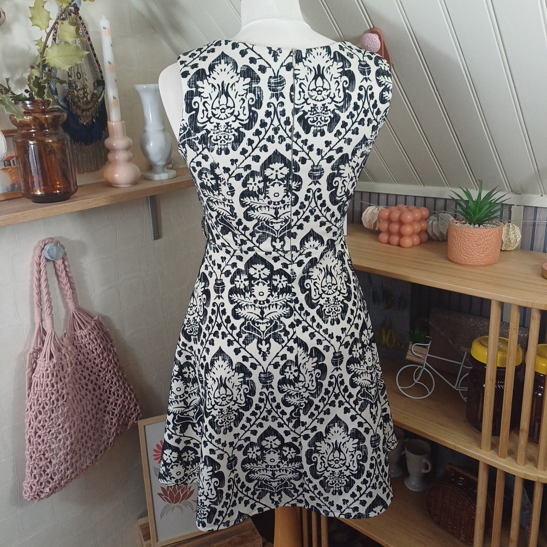 Robe blanche et noire, taille XS