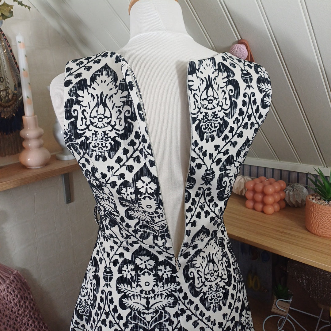 Robe blanche et noire, taille XS
