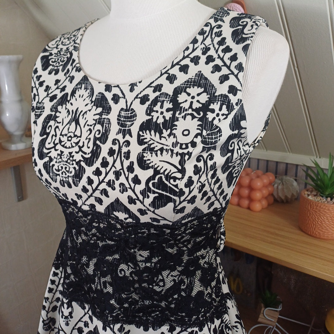 Robe blanche et noire, taille XS