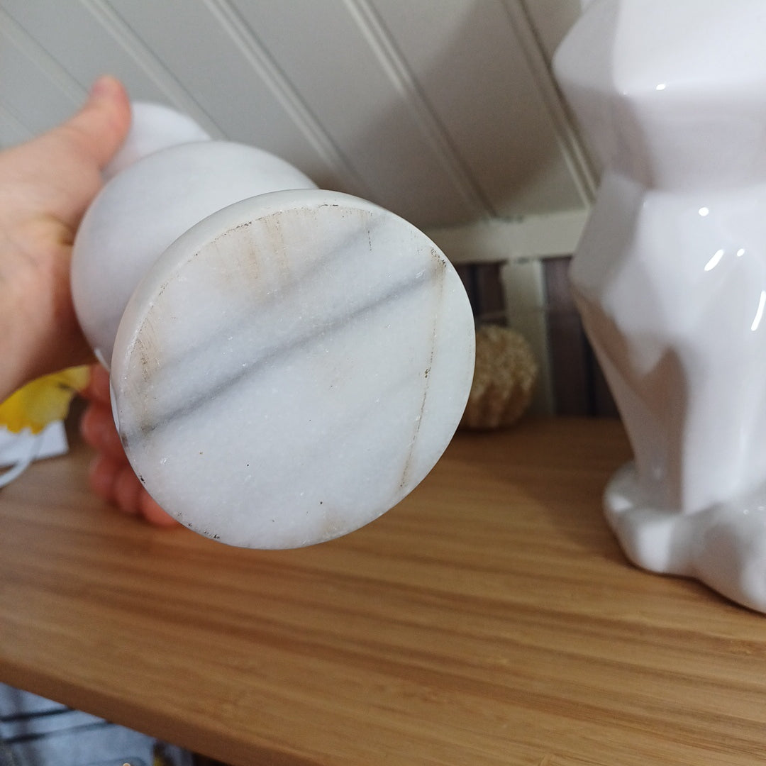 Vase en marbre blanc