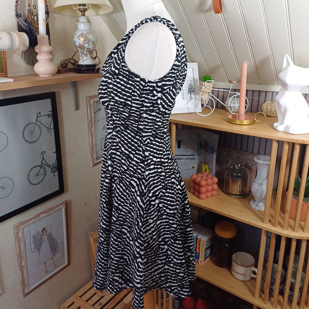 Robe noire et blanche, La halle, taille 38