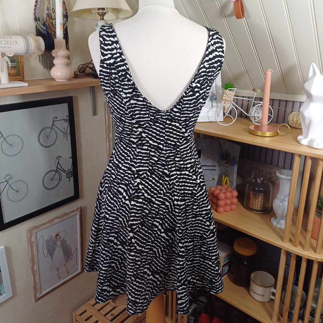 Robe noire et blanche, La halle, taille 38