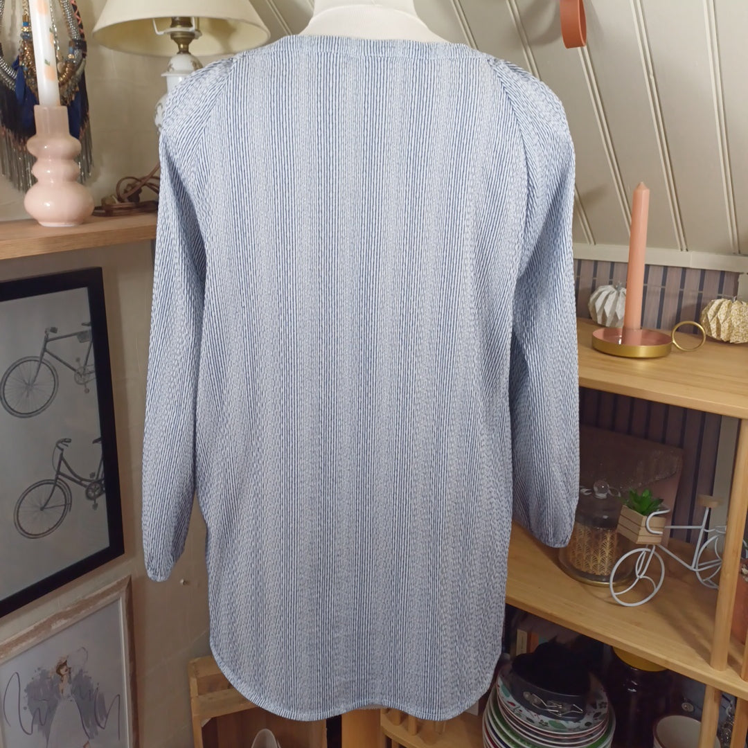 Blouse blanche et bleue, taille 46